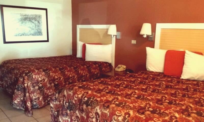 Brunner'S Inn And Suites 埃尔森特罗 外观 照片